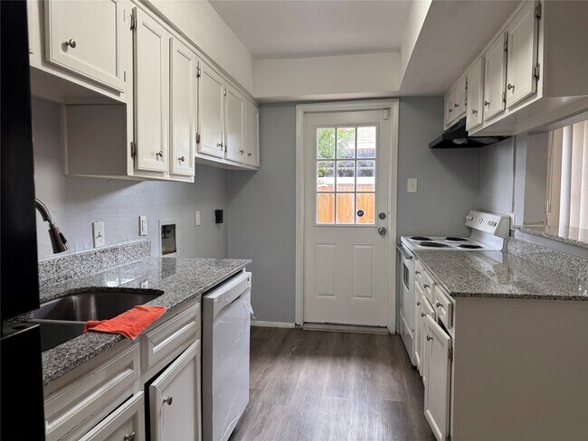 Building Photo - 7925 Grove Ridge Dr