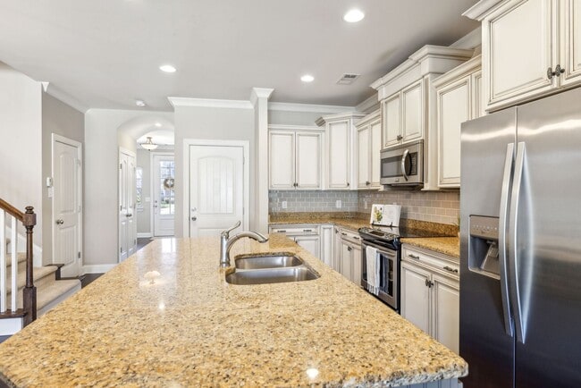 Building Photo - 3 BR/2.5 BA Luxury Townhome