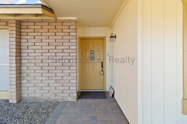 Building Photo - 713 W Alamo Dr