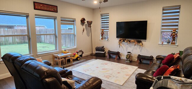 Family Room - 2132 Bailey St