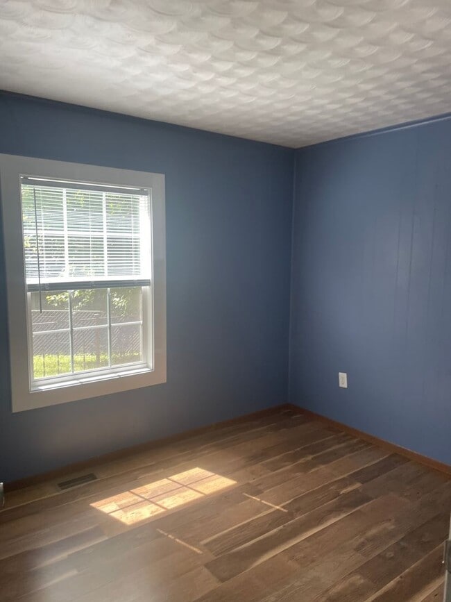 Building Photo - Three bedroom 1 1/2 bath ranch home