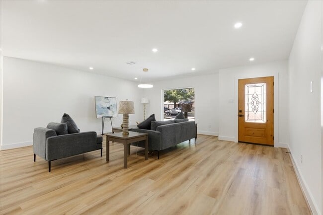 Building Photo - 9603 Emnora Ln