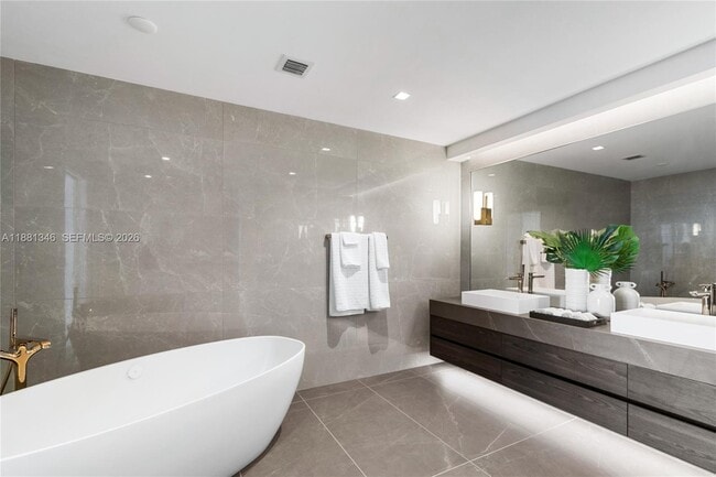 Building Photo - 1116 N Ocean Blvd