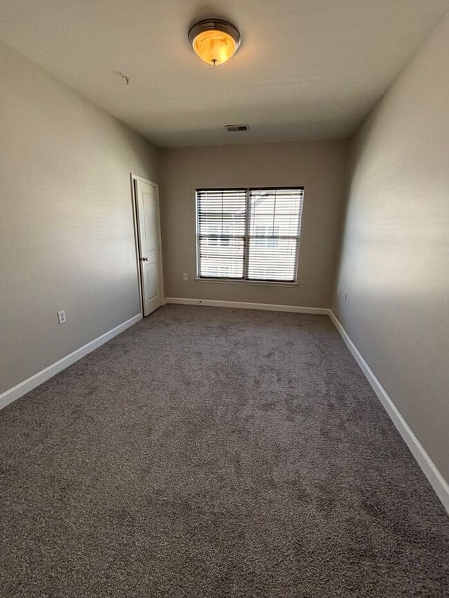Building Photo - RENT SPECIAL! Beautiful 2 Bedroom 2 Bathro...