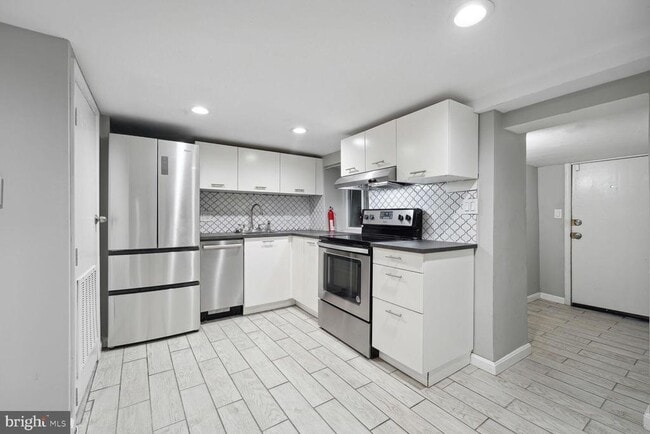 Building Photo - 768 Quebec Place NW