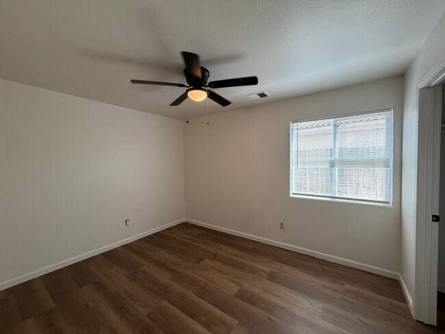 Building Photo - Riverlakes Community 4 Bedroom!