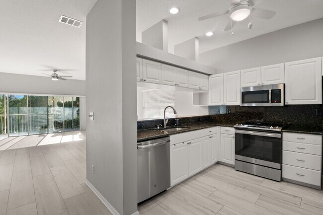 Building Photo - "Spacious 3-Bed, 2-Bath Condo Retreat in Vibrant Saint Petersburg – 1,445 Sq Ft of Comfort!"