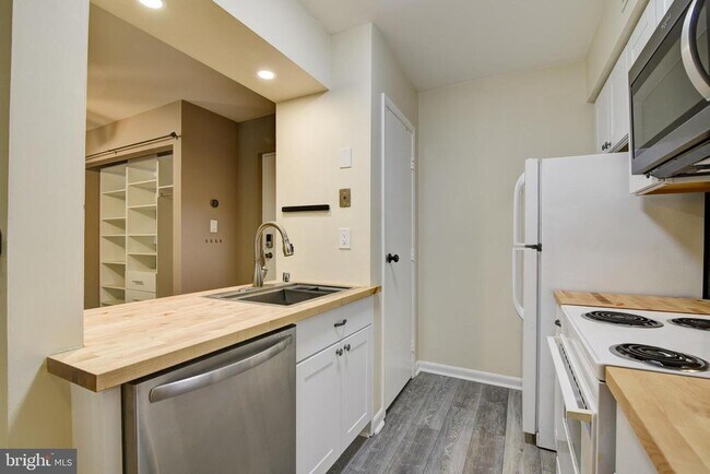 Building Photo - 5806 Royal Ridge Dr