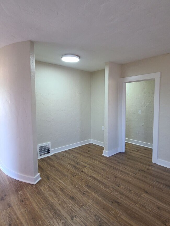 Building Photo - Action Properties R.E.S. Inc offering Central Roseville 2 Bed, 1bath  Carport Parking, Large yard...