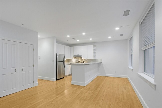 Building Photo - 140 Boylston St
