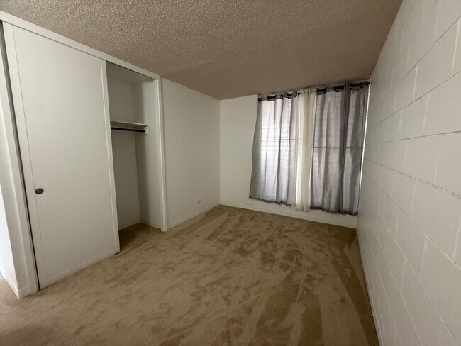 Building Photo - Remodeled 2 bedroom, 1 bath with assigned ...