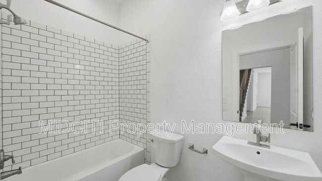 Building Photo - 895 E Mather St