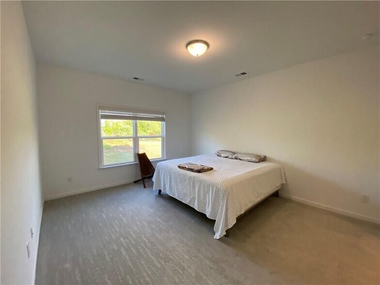 Building Photo - 5580 Bergeson Wy