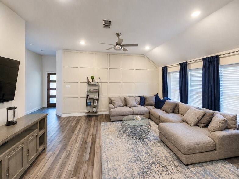 Building Photo - 547 Concho St