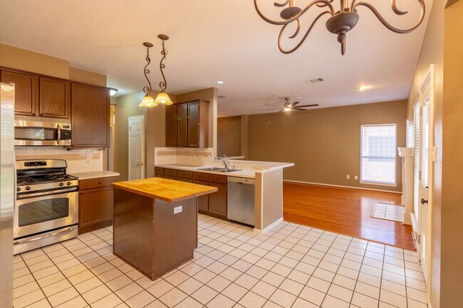 Building Photo - 4 bedroom, 2 bathroom home in South Austin!