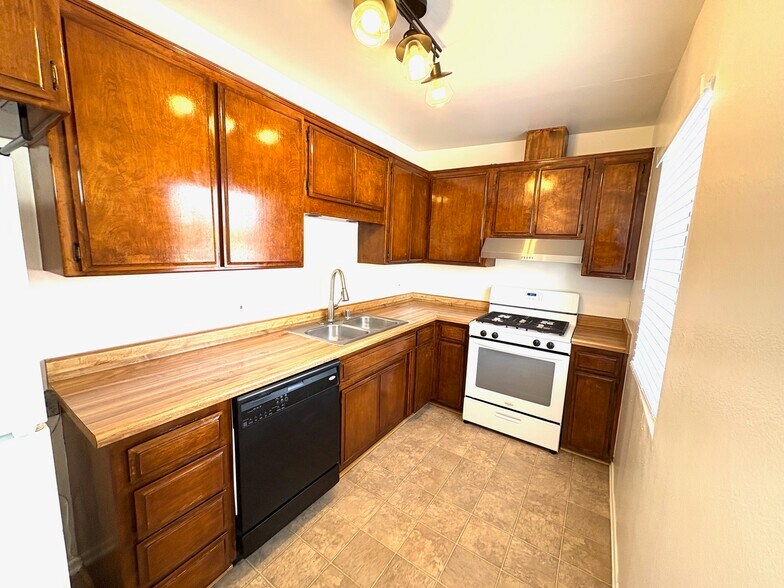 Building Photo - 203 E 53rd St