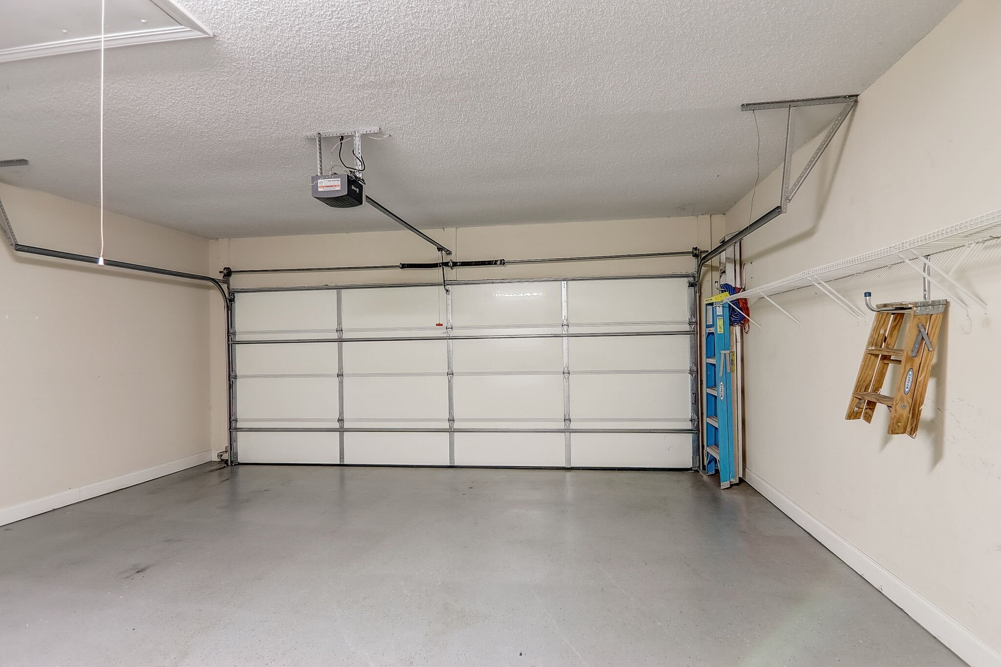 Building Photo - 893 W Pointe Dr
