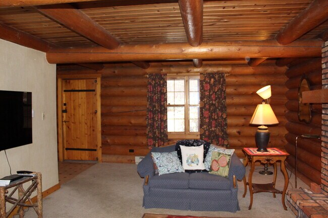 Building Photo - 502 Snowberry Ln