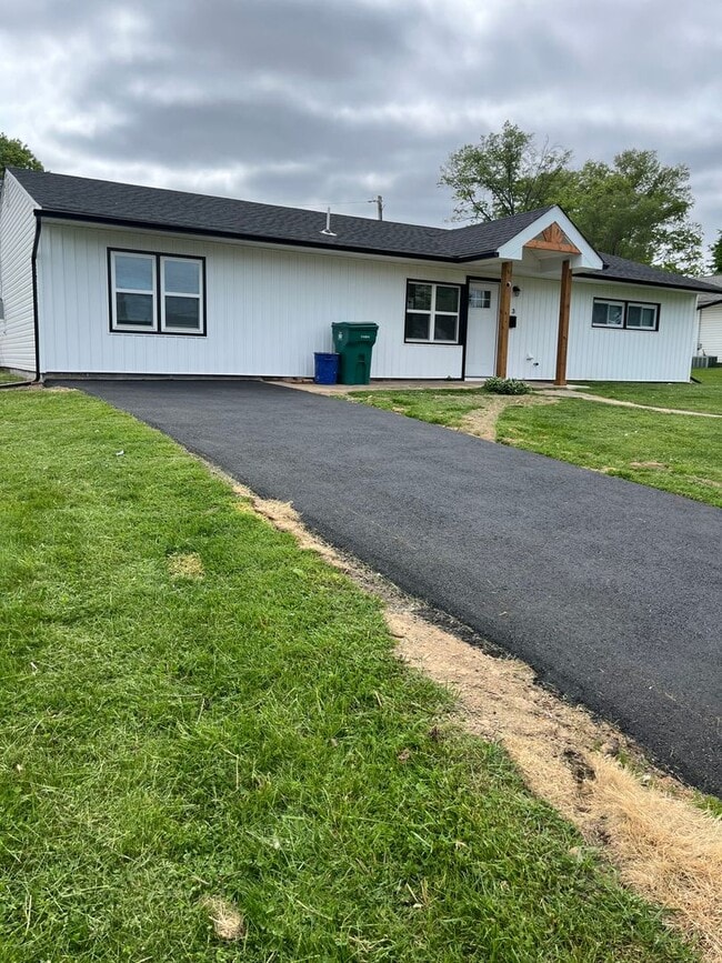 Building Photo - Beautiful brand new 4 bed 2 bath for Rent single home with yard in Levittown