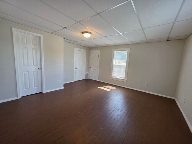 Building Photo - 3BR/2BA Home with Detached Garage & Large Yard
