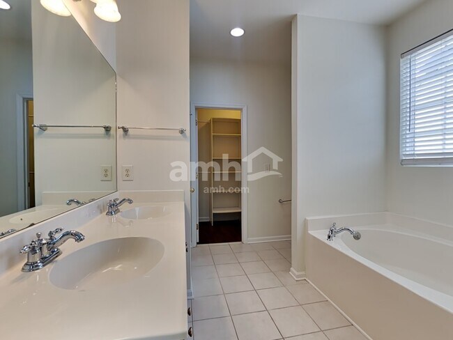 Building Photo - 8940 N Red Maple Cir