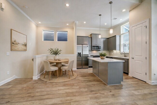 Building Photo - 2119 Naomi St