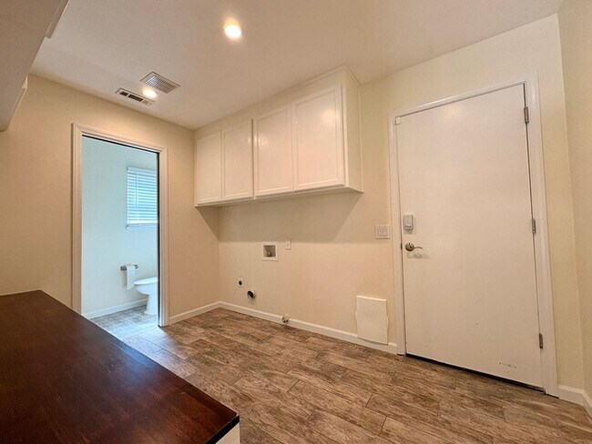 Building Photo - Beautiful 3 Bedroom, 2.5 Bathroom Fully Remodeled Home in Orangevale!