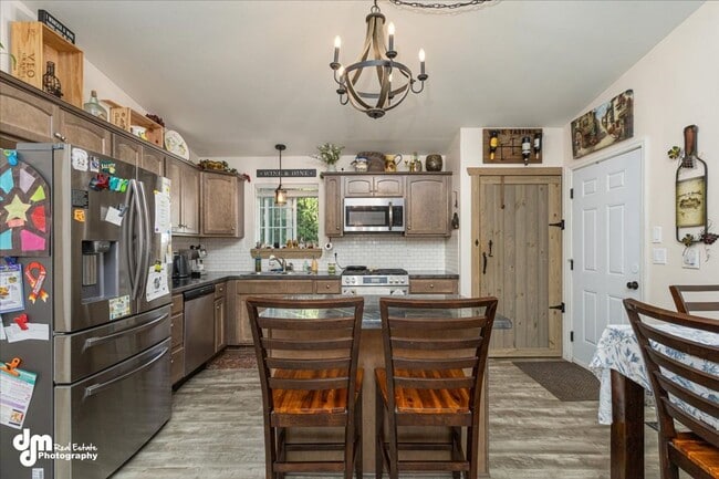 Building Photo - Cozy 3 bedroom 2 bath home w/ fully fenced...