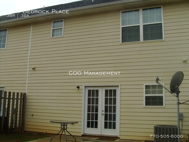 Building Photo - Charming townhome community!