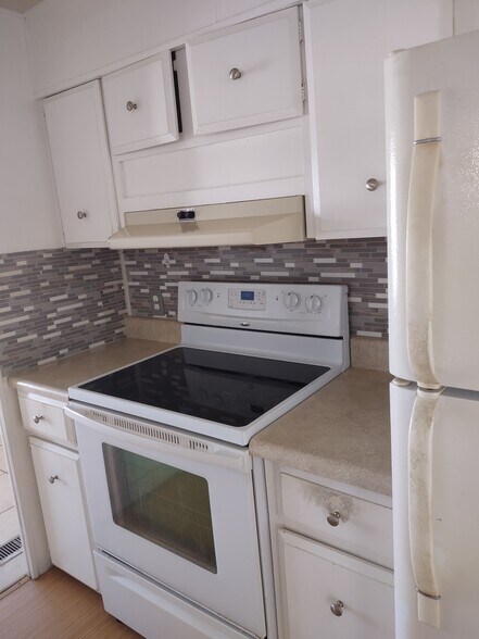 FLAT TOP STOVE - 6120 Biscaya Ave