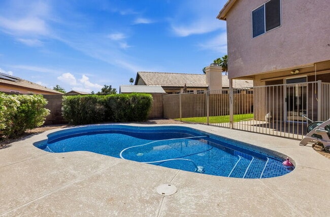 Building Photo - 1295 N Blackstone Dr