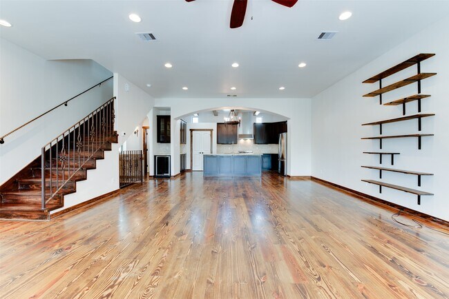 Building Photo - 905 W 22nd St