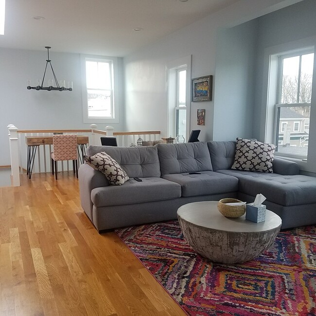 Building Photo - 230 Bowen St