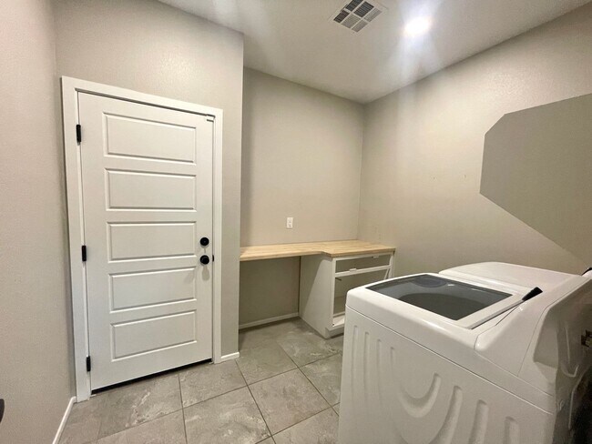 Building Photo - Beautiful Home in Valley Vista Available S...