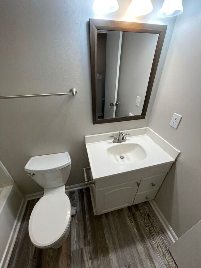 Building Photo - Beautiful One Bedroom Apt in Cotswold Neig...