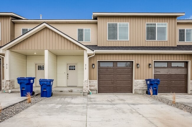 Building Photo - $500 off March rent. When you SIGN and MOVE IN, in March!!!! New St. Anthony Townhome with Unfini...