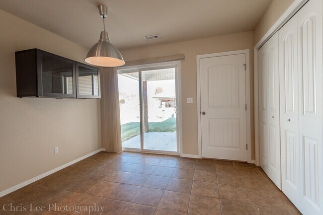 Building Photo - 3 Bedroom 2 Bath Home Minutes From UofA! Fenced yard!