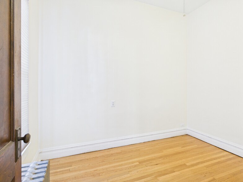 Building Photo - 1541 W Barry Ave