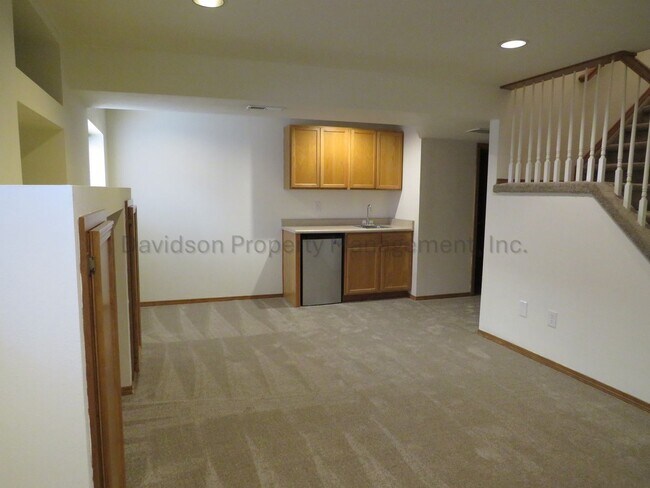 Building Photo - 3280 Richmond Dr