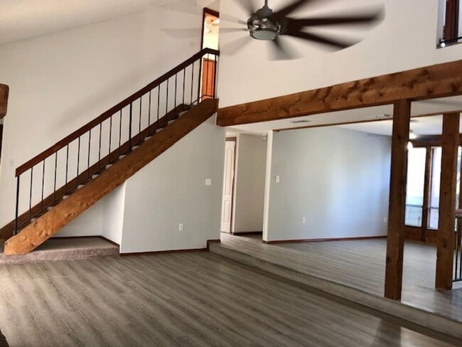 Building Photo - MOVE IN NOW! 4x3 Screened in pool home!!! ...