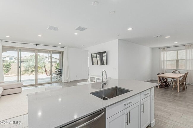 Building Photo - Newer Built 3 Bedroom/2 Bath Single Level Home in Queen Creek! Community Pool, Splash Pad, Lakes ...