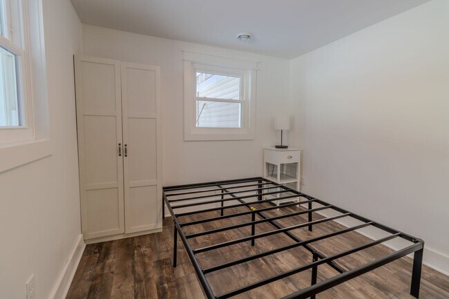 Building Photo - Quiet Cottage in the Trees