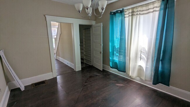 Building Photo - Discover this three-bedroom, one-bath home in Cleveland