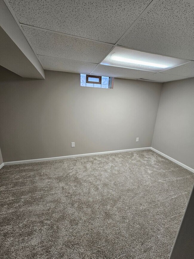 Building Photo - Beautiful Parma Heights 3 Bedroom