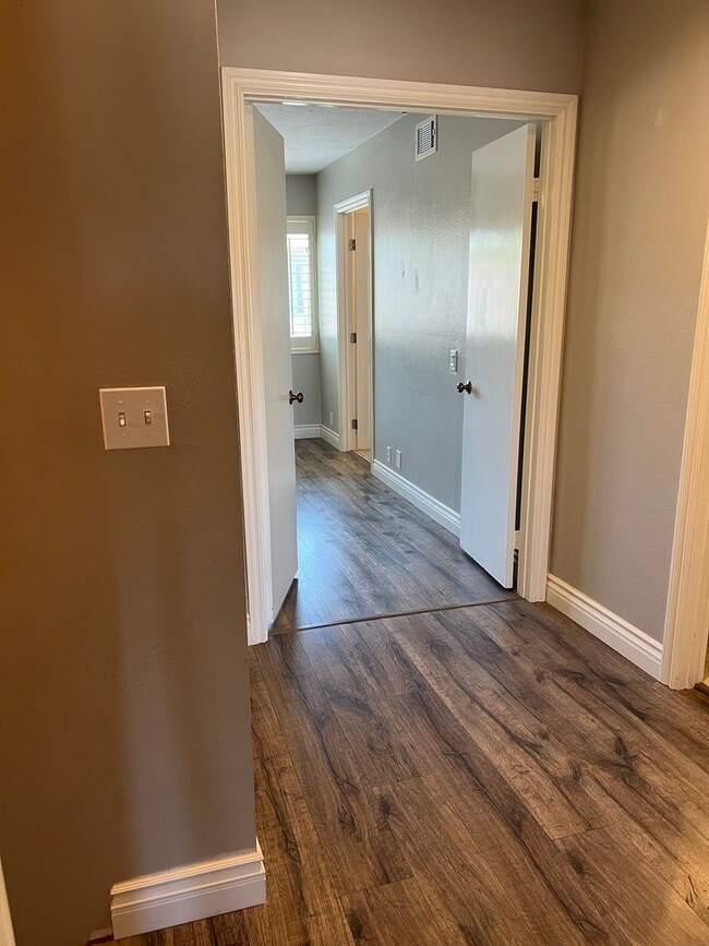 Building Photo - Updated Townhome in Ventura