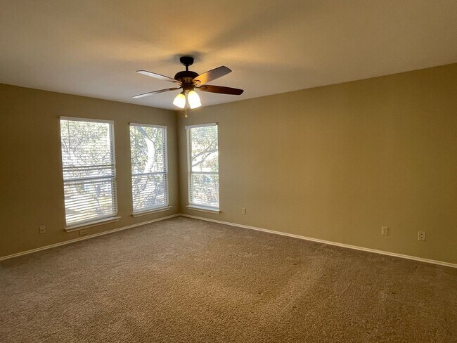 Building Photo - 13731 Oak Pebble