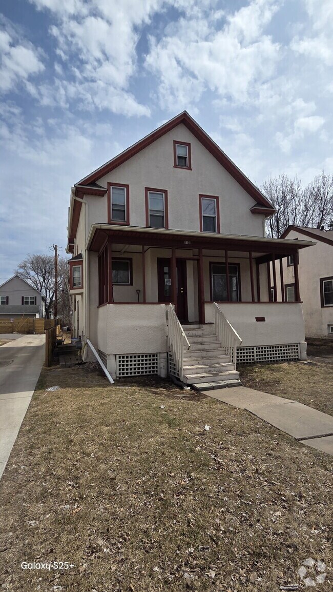 Building Photo - 6 Bed 2 bath FRESH PAINT - Single Family H...