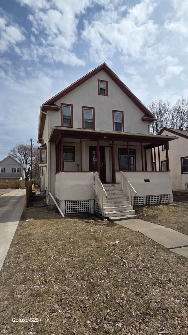 Primary Photo - 6 Bed 2 bath FRESH PAINT - Single Family H...