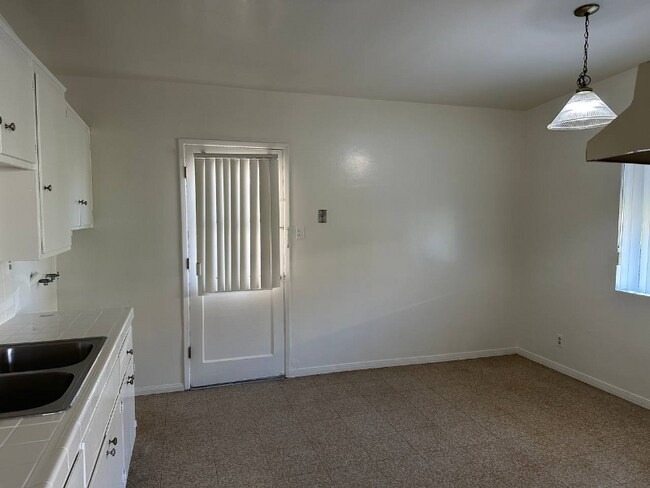 Building Photo - 5154 Santa Ana St