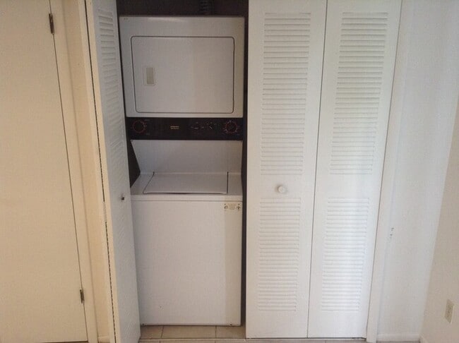 Building Photo - Great 2 Bed/ 1.5 Bath Very Close to UCF!